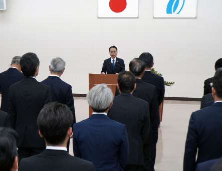 合同年始会であいさつする南日本銀行の田中暁爾頭取＝６日、鹿児島市山下町の南日本銀行本店