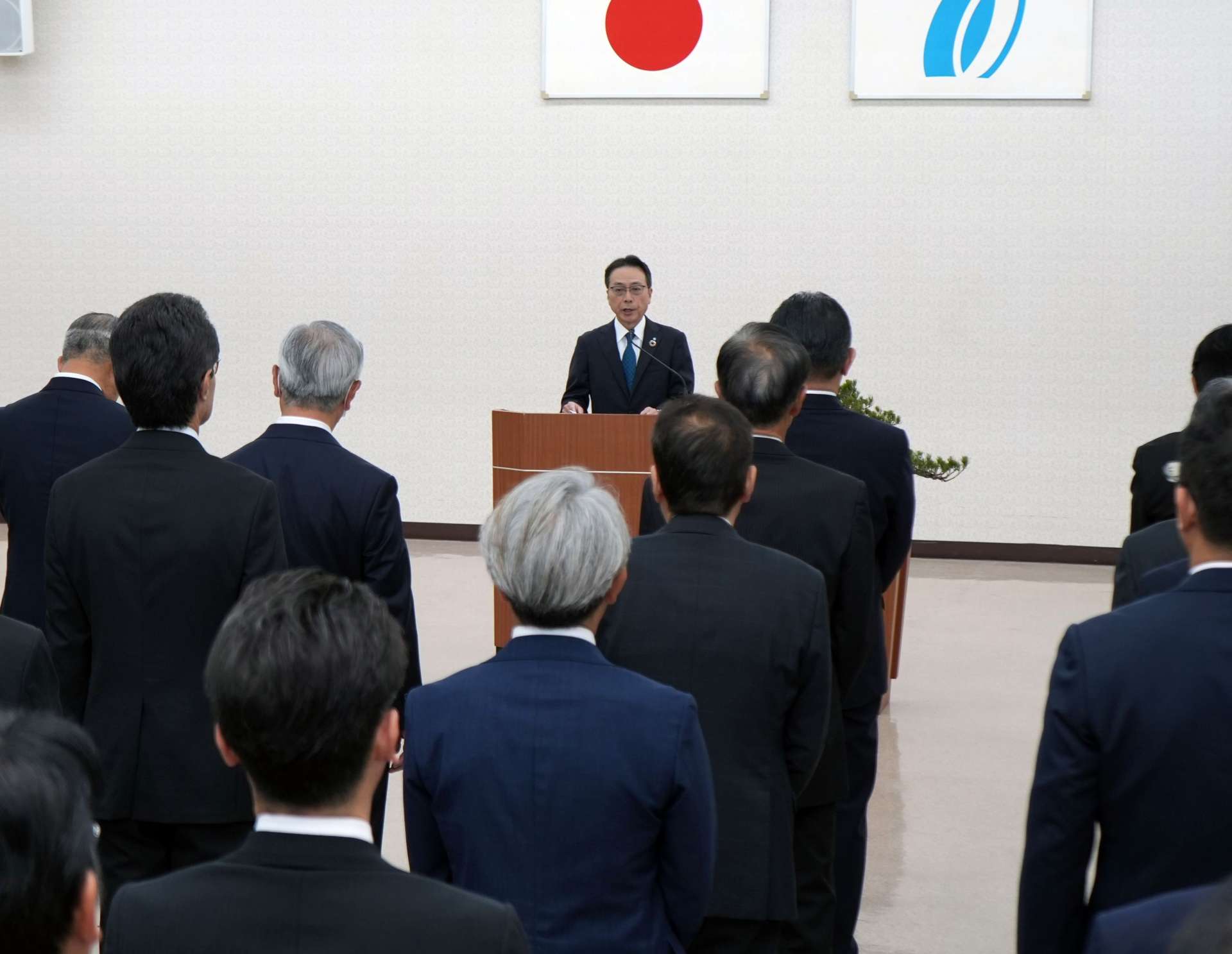 合同年始会であいさつする南日本銀行の田中暁爾頭取＝６日、鹿児島市山下町の南日本銀行本店