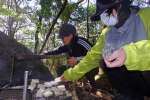 北岳山頂で持参した餅を焼く参加者＝肝付町岸良