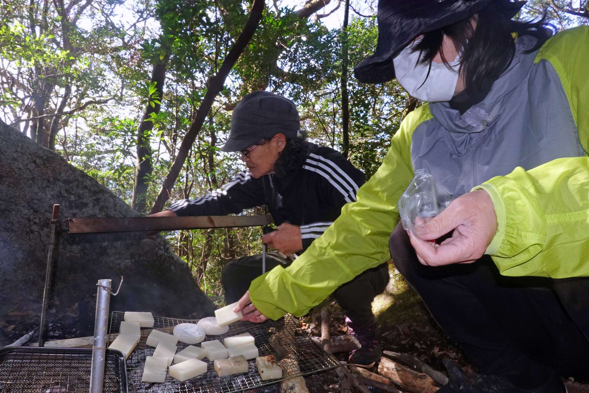 北岳山頂で持参した餅を焼く参加者＝肝付町岸良