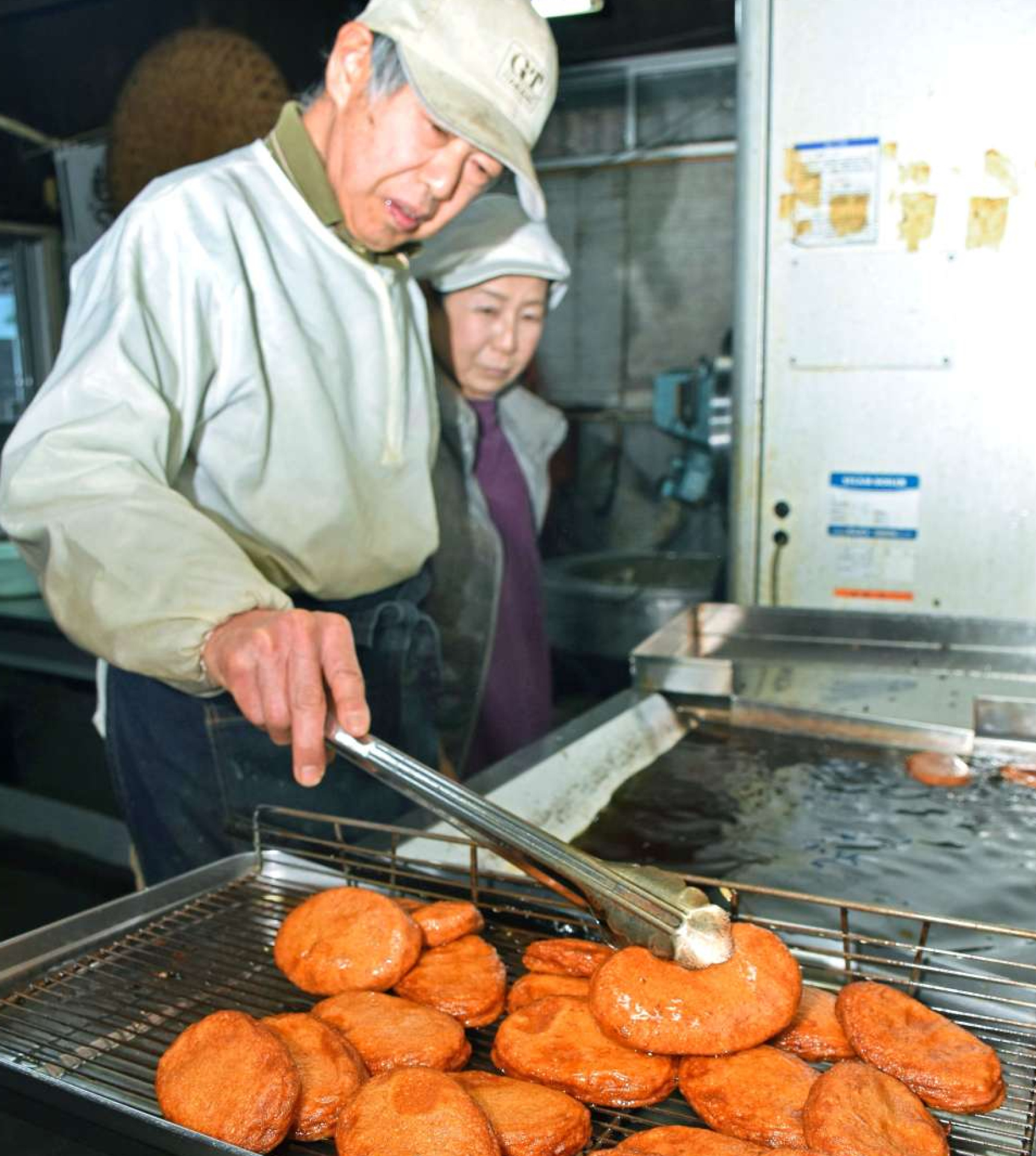 一つ一つ丁寧に揚げられていくさつま揚げ＝いちき串木野市の寺田屋