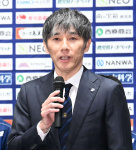 会見で抱負を述べる相馬直樹監督＝西原商会本社