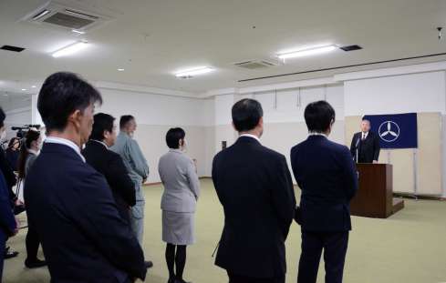 岩崎グループの岩崎芳太郎社長の年頭あいさつを聞く社員ら＝６日、鹿児島市
