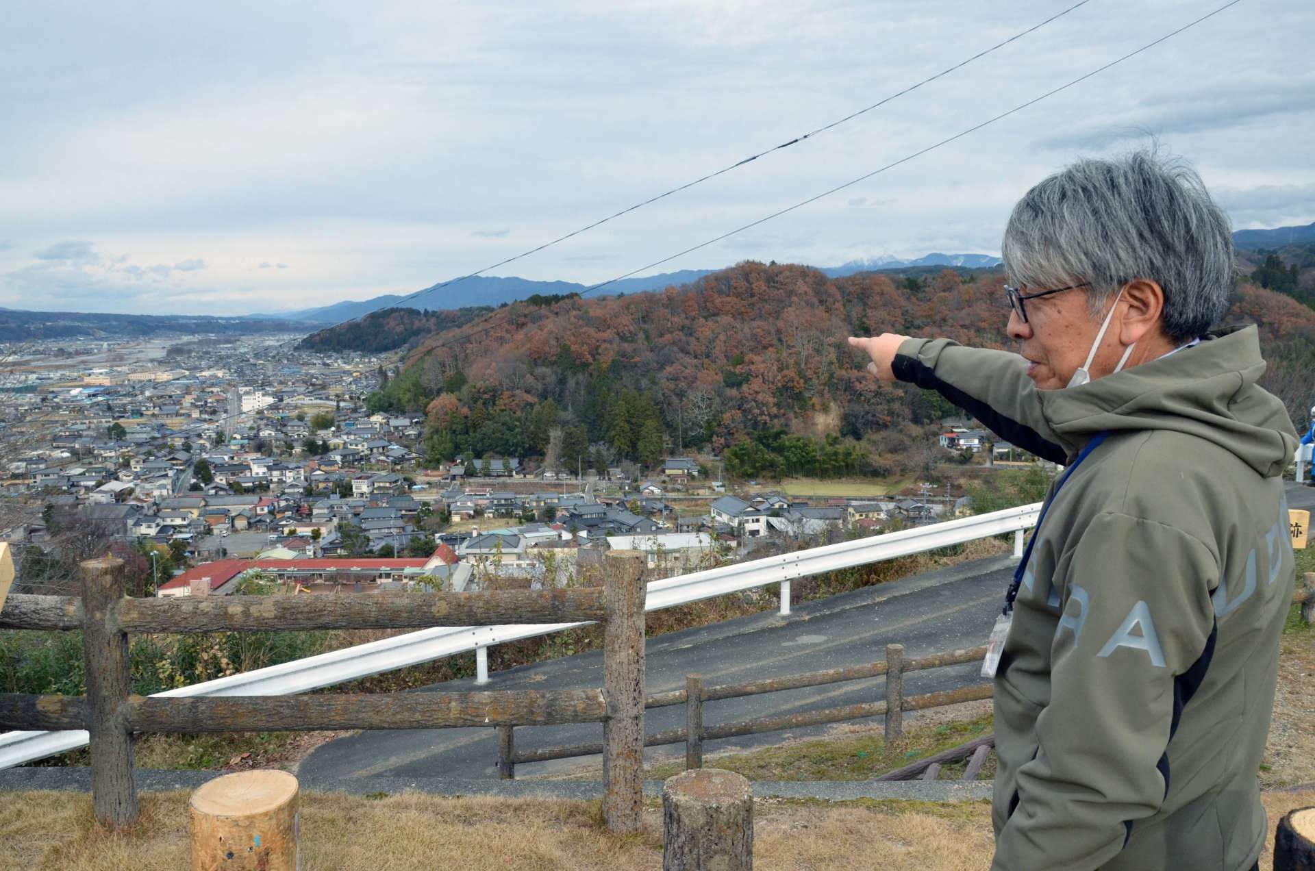 椋鳩十の生家があった場所を示す椋鳩十記念館の木下潤児館長＝２０２４年１２月１３日、長野県喬木村