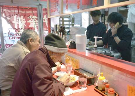 復活した麺丼亭の料理を味わう、かつての常連客