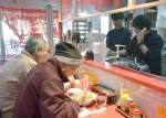 復活した麺丼亭の料理を味わう、かつての常連客