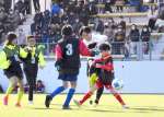 引退試合でシュートを放つ内薗大貴さん（中央）＝指宿市のいぶすきフットボールパーク