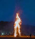 火の粉を散らし夜空に炎を上げる鬼火たき＝５日、枕崎市田布川町