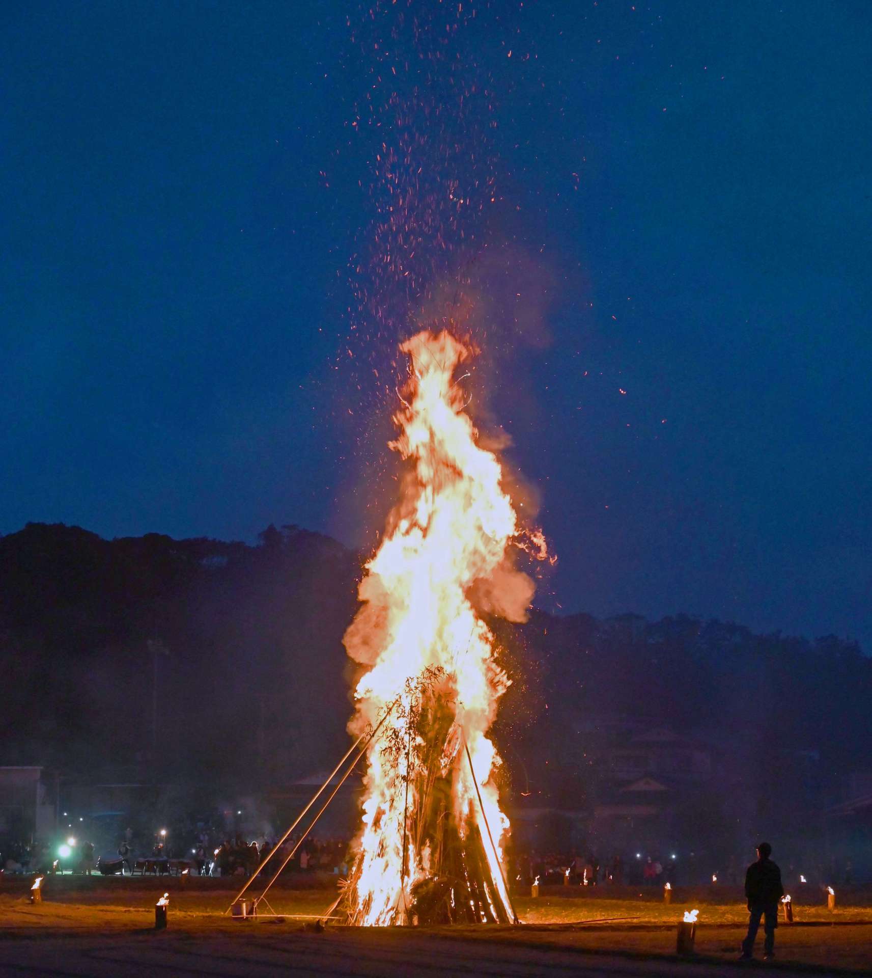火の粉を散らし夜空に炎を上げる鬼火たき＝５日、枕崎市田布川町