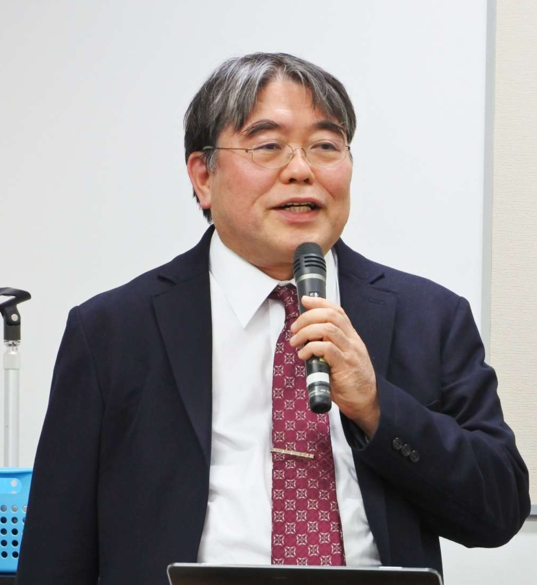発達障害児を地域で支える体制の構築を訴える外岡資朗氏＝鹿児島市勤労者交流センター