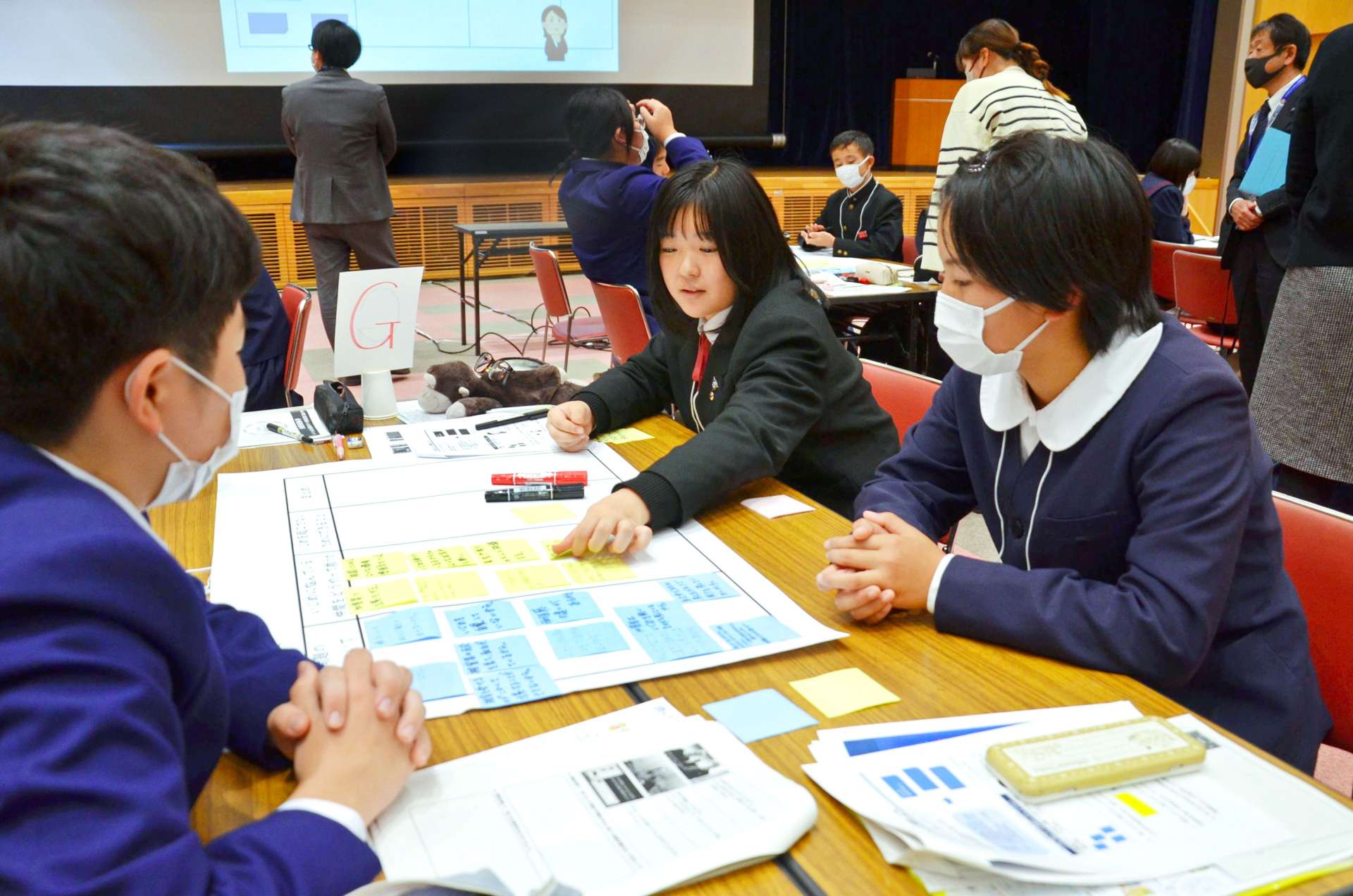 いじめが起こる原因や、防ぐため何ができるか意見交換する参加者＝【預Ｓ注意】２０２４年１２月２６日、【預Ｅ注意】鹿児島県庁