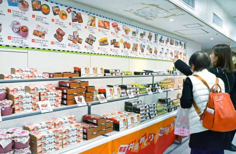 〈別カット〉駅弁を品定めする来場客＝７日、鹿児島市の山形屋