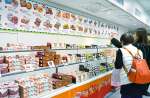 〈別カット〉駅弁を品定めする来場客＝７日、鹿児島市の山形屋