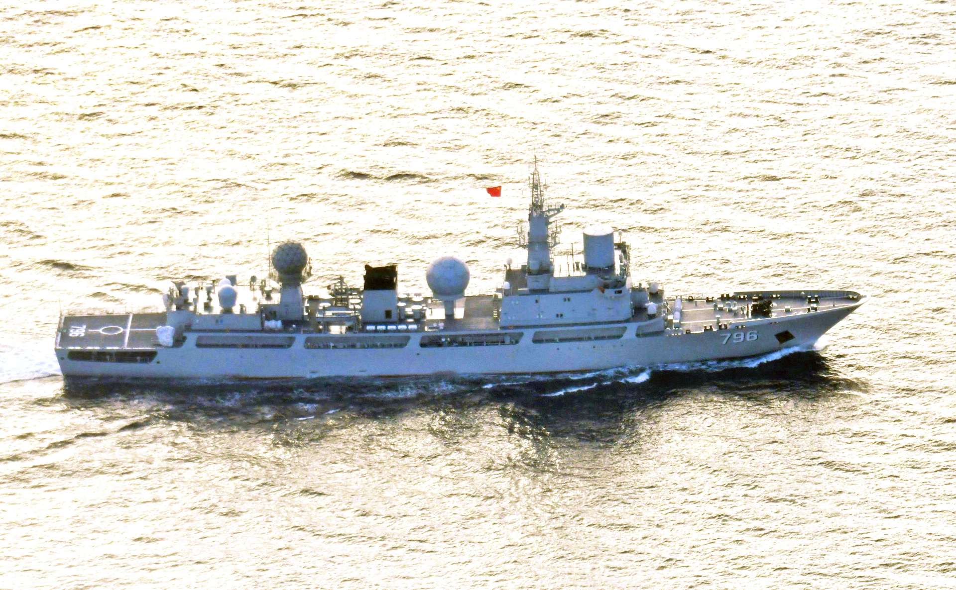 海上自衛隊が確認した中国海軍の情報収集艦＝５日（防衛省提供）
