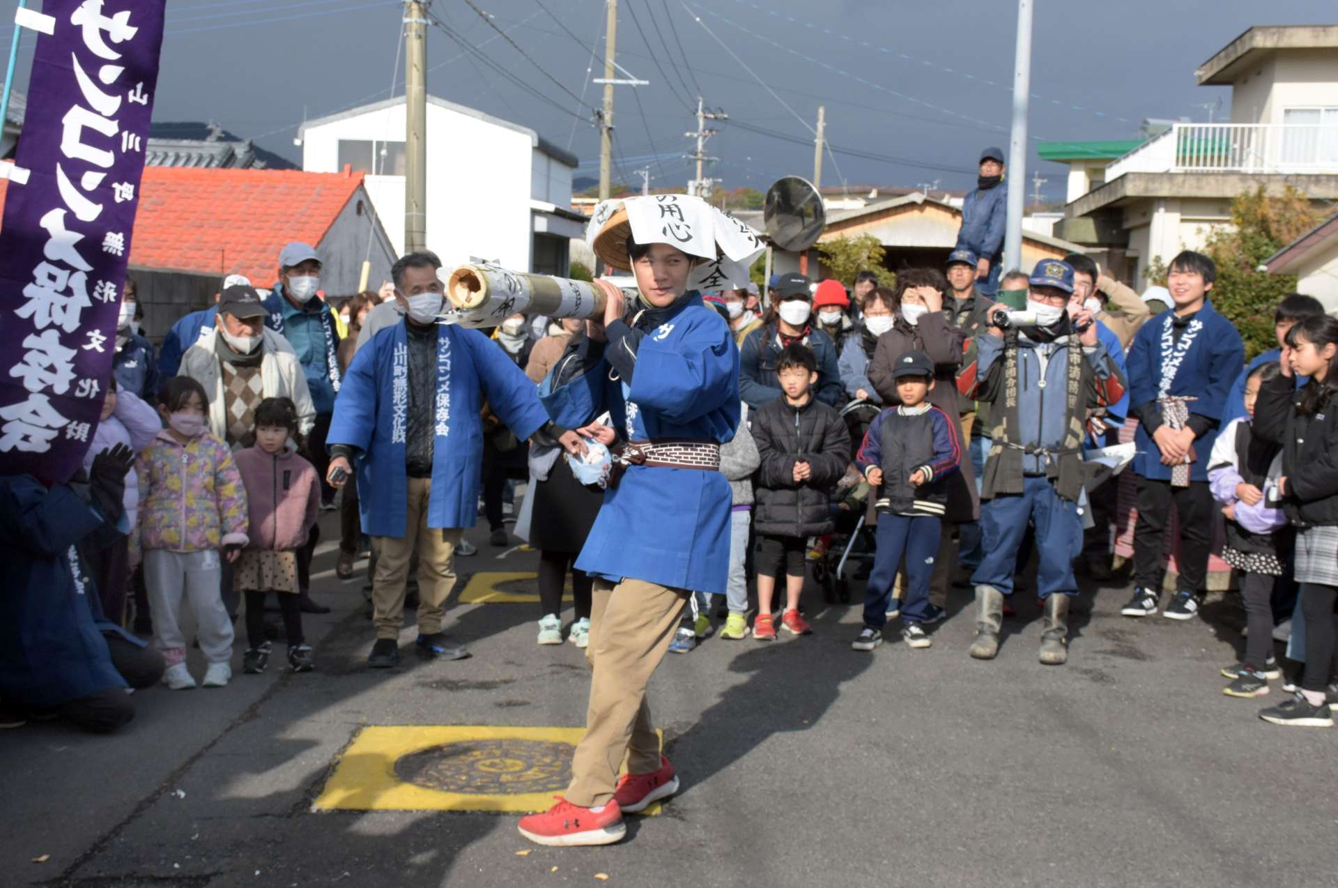 豊作や無病息災を願い、竹筒を回す舞い手＝７日、指宿市山川浜児ケ水