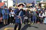 豊作や無病息災を願い、竹筒を回す舞い手＝７日、指宿市山川浜児ケ水