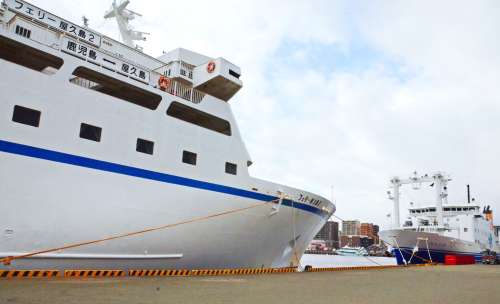 フェリー屋久島２（左）とフェリーとしま２＝７日、鹿児島市本港区南ふ頭