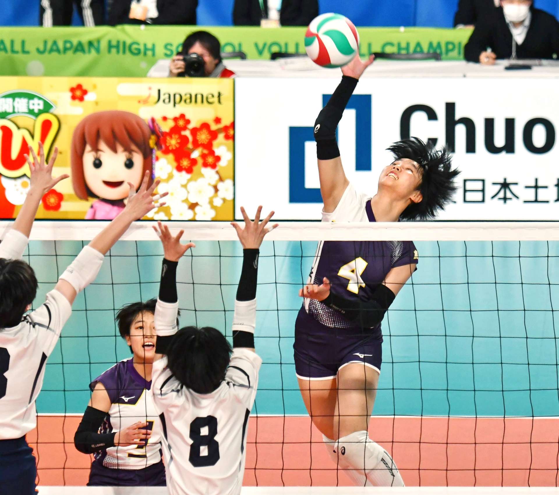 第１セット、鹿実の中西（４）がスパイクを放つ＝東京体育館