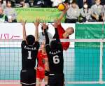 準々決勝東福岡戦の第１セット、川内商工の小園がスパイクを放つ＝東京体育館