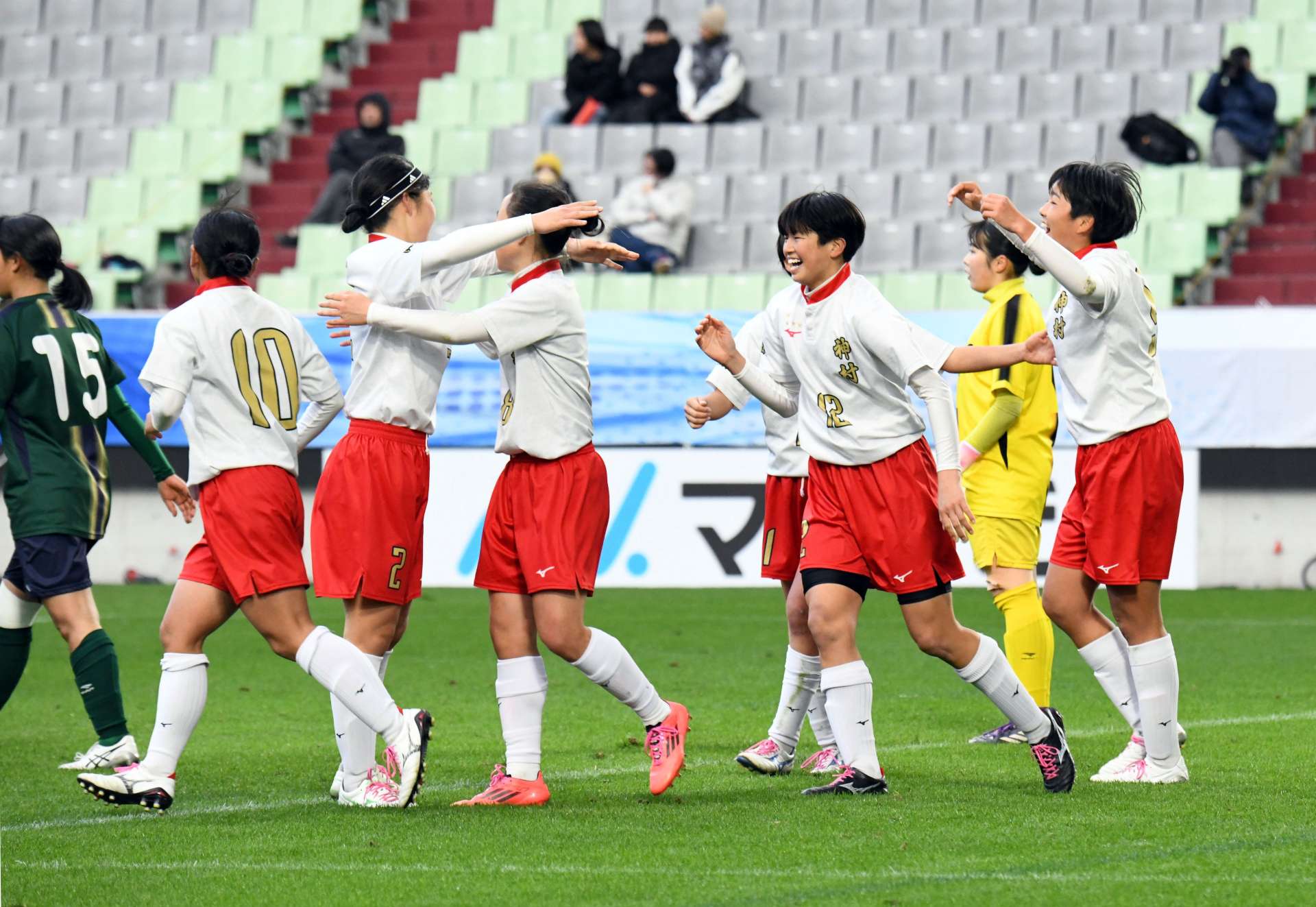先制点を喜ぶ神村イレブン＝７日、神戸市のノエビアスタジアム神戸