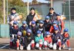 松山竜平選手（右）らと記念撮影する大崎ソフトボールスポーツ少年団＝大崎町研修センターグラウンド