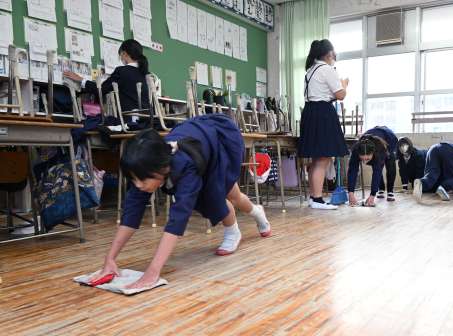 教室を掃除する児童＝８日午前、鹿児島市の鴨池小学校