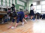 教室を掃除する児童＝８日午前、鹿児島市の鴨池小学校