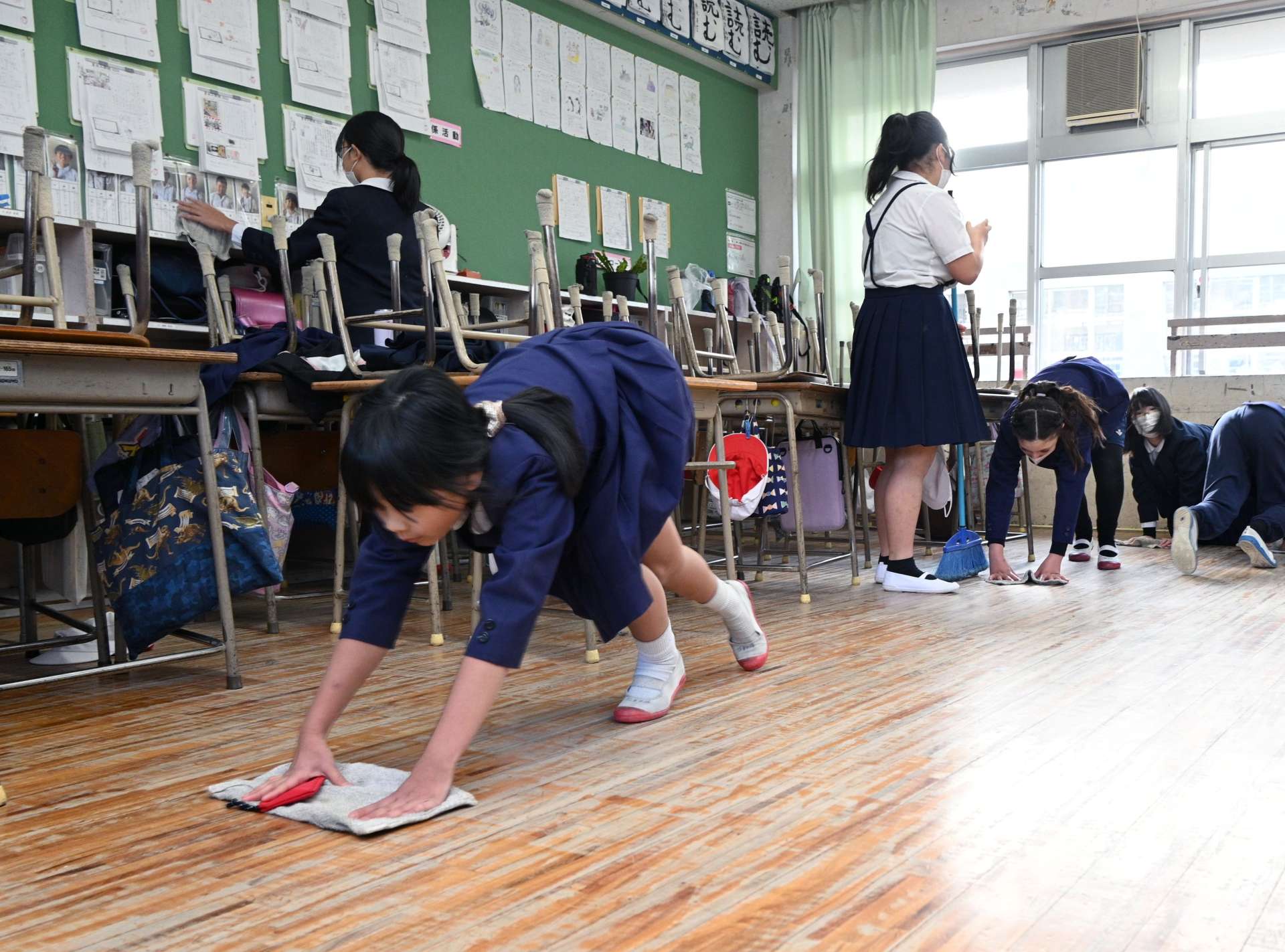 教室を掃除する児童＝８日午前、鹿児島市の鴨池小学校