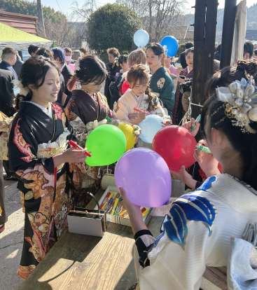 風船に夢や目標を書き込む参加者＝３日、霧島市のＪＲ大隅横川駅