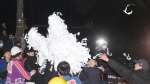 御幣をもぎ取ろうとする群衆にもみくちゃにされる鬼＝７日夜、曽於市末吉の熊野神社