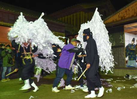 〈関連〉御幣をまとい、鬼堂（右）から躍り出た鬼たち＝７日夜、曽於市末吉の熊野神社