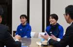 日本選手権準優勝を報告するブルーサクヤ鹿児島の川島芽依（左）、伊地知愛妃選手＝鹿児島市役所