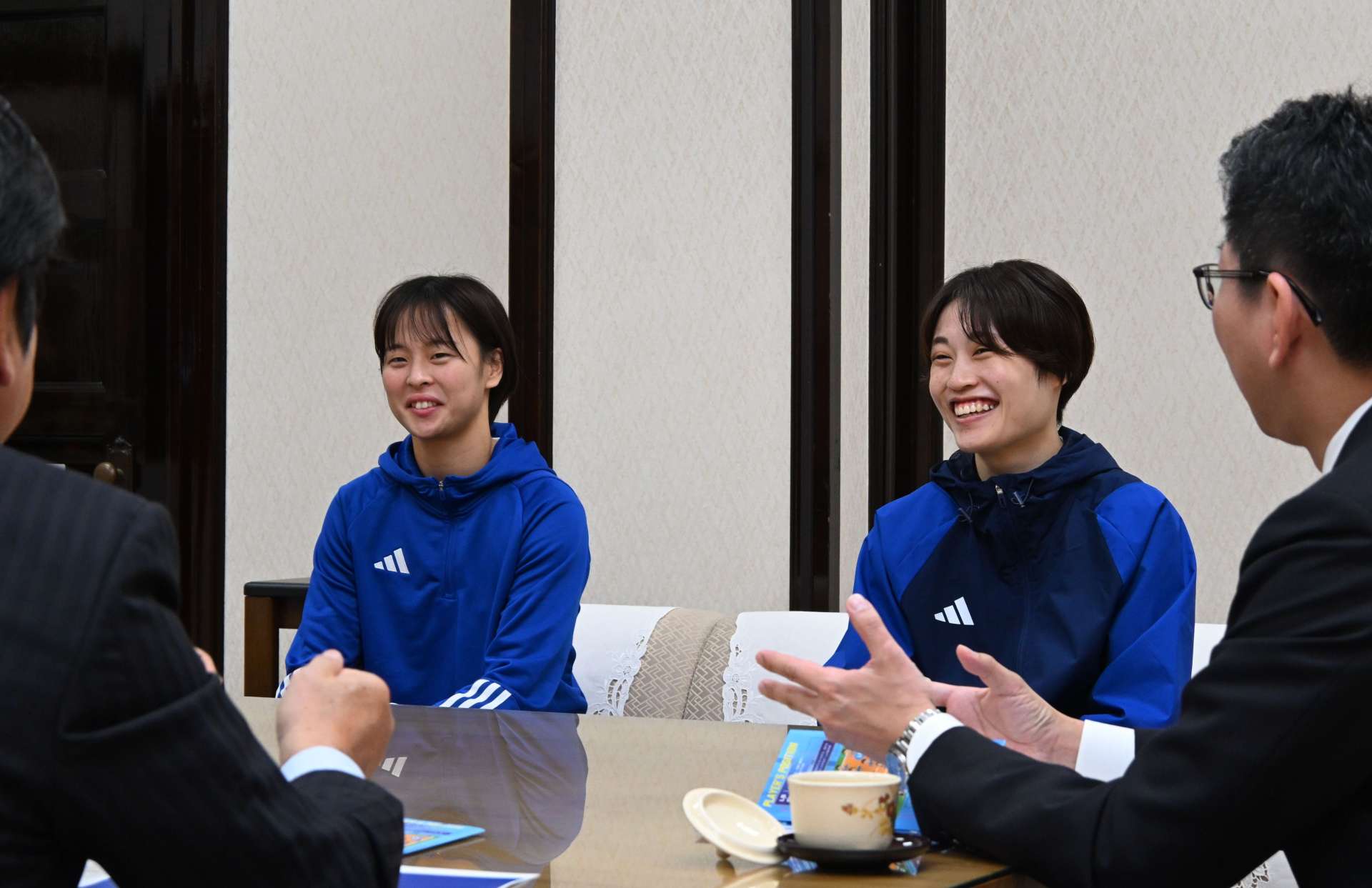 日本選手権準優勝を報告するブルーサクヤ鹿児島の川島芽依（左）、伊地知愛妃選手＝鹿児島市役所