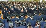 野球部員からエールを受ける、大学共通テストを受験する３年生たち（手前）＝８日、鹿児島市の鹿児島高校