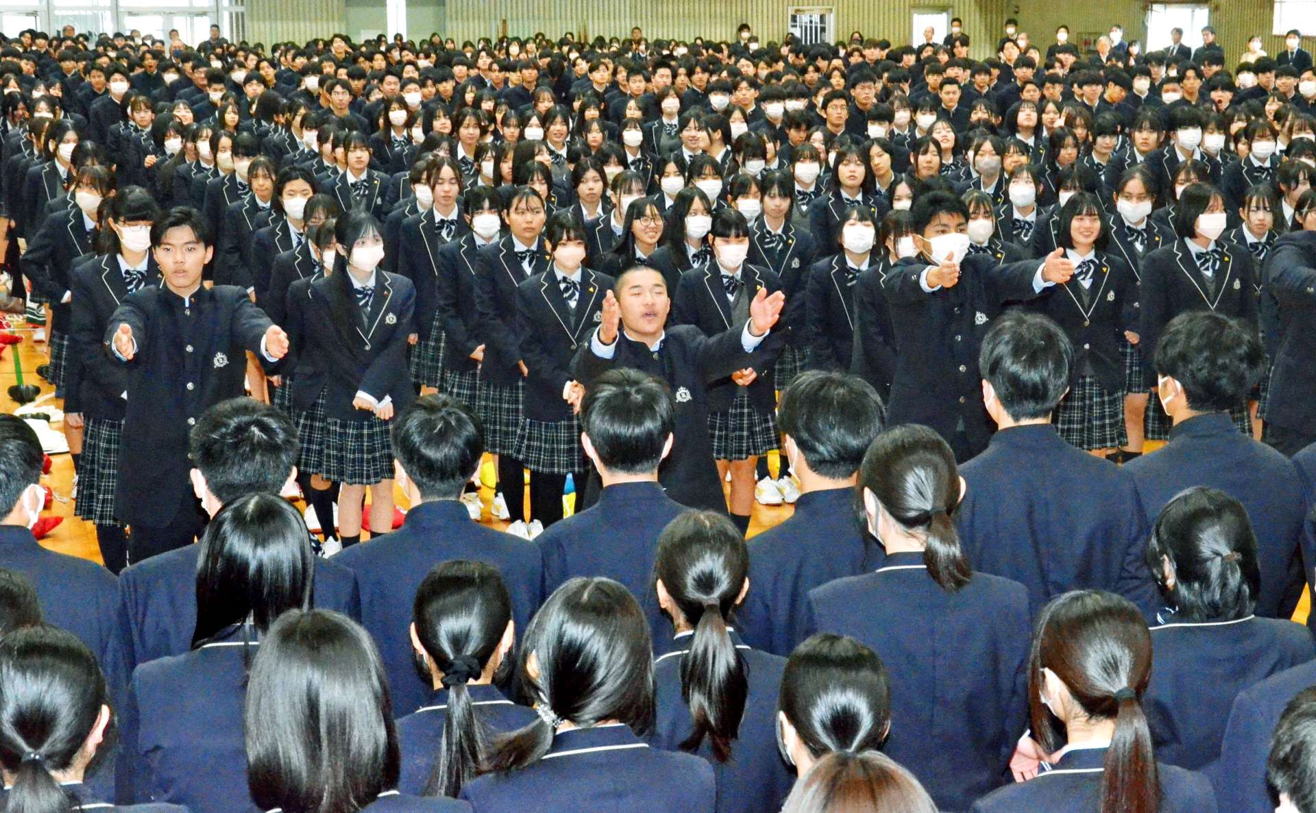 野球部員からエールを受ける、大学共通テストを受験する３年生たち（手前）＝８日、鹿児島市の鹿児島高校