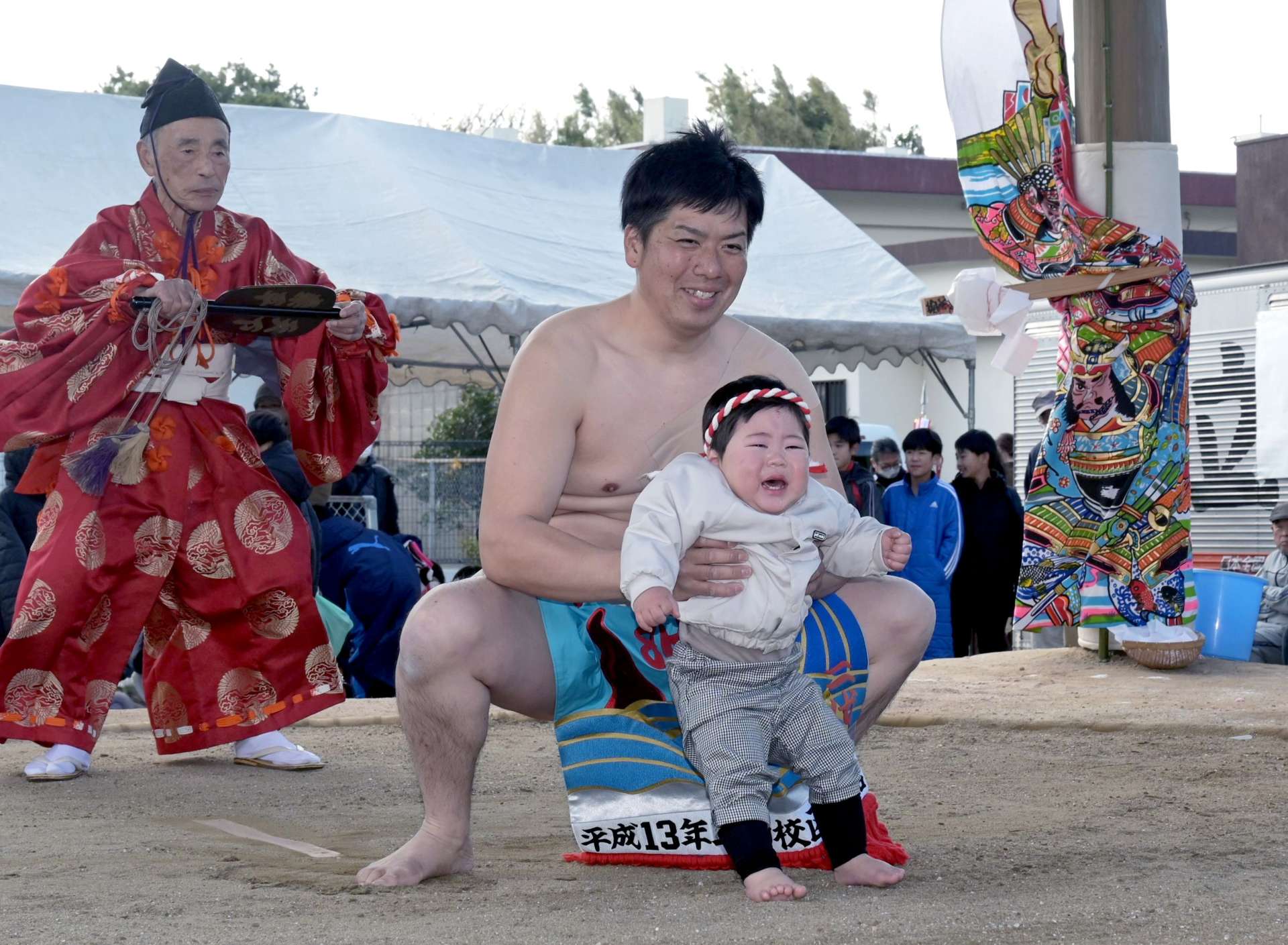 元気な泣き声を響かせる赤ちゃん土俵入り＝枕崎市立神本町の駒場公園