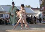 白熱した取組を見せる子ども力士＝枕崎市立神本町の駒場公園