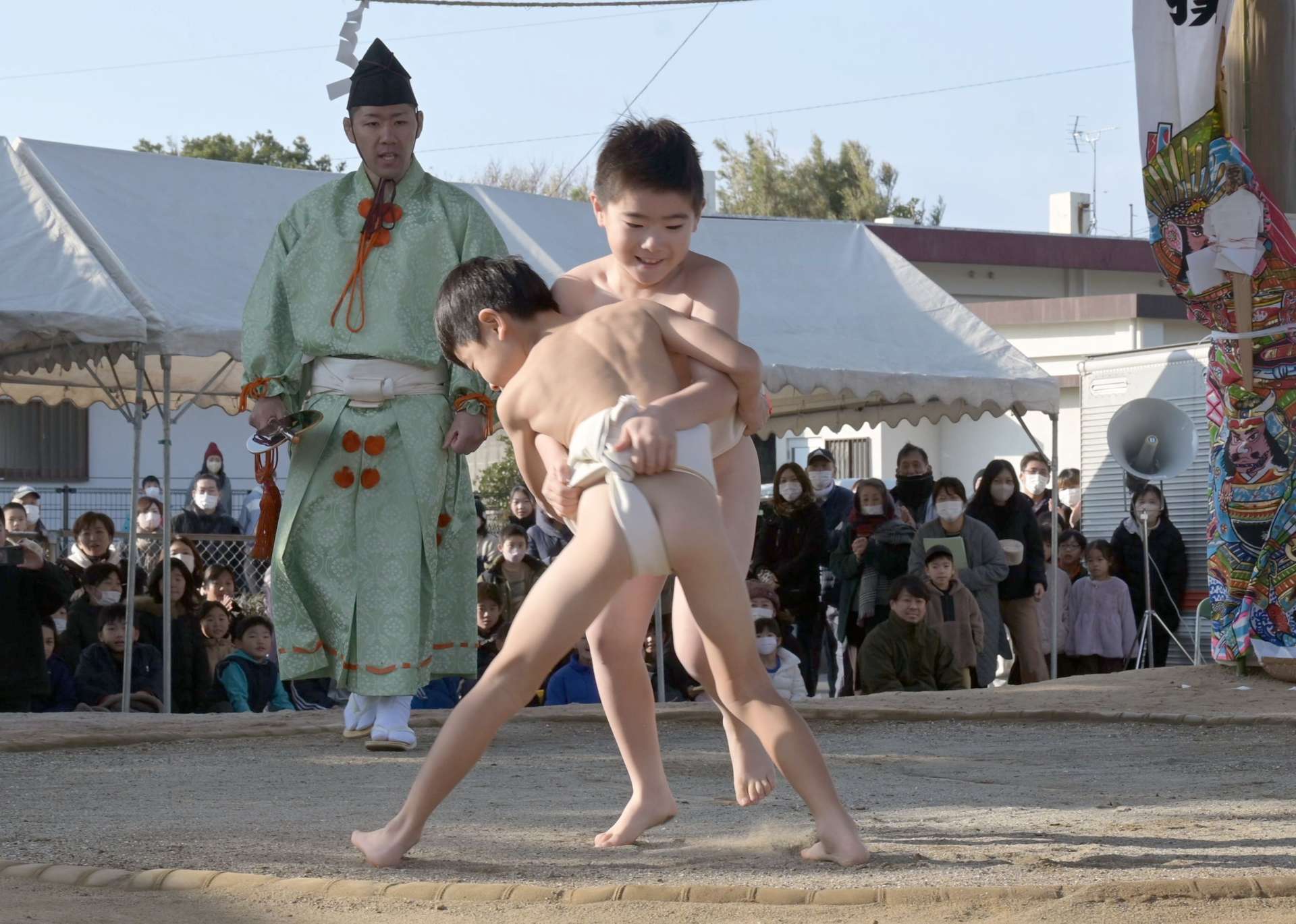 白熱した取組を見せる子ども力士＝枕崎市立神本町の駒場公園