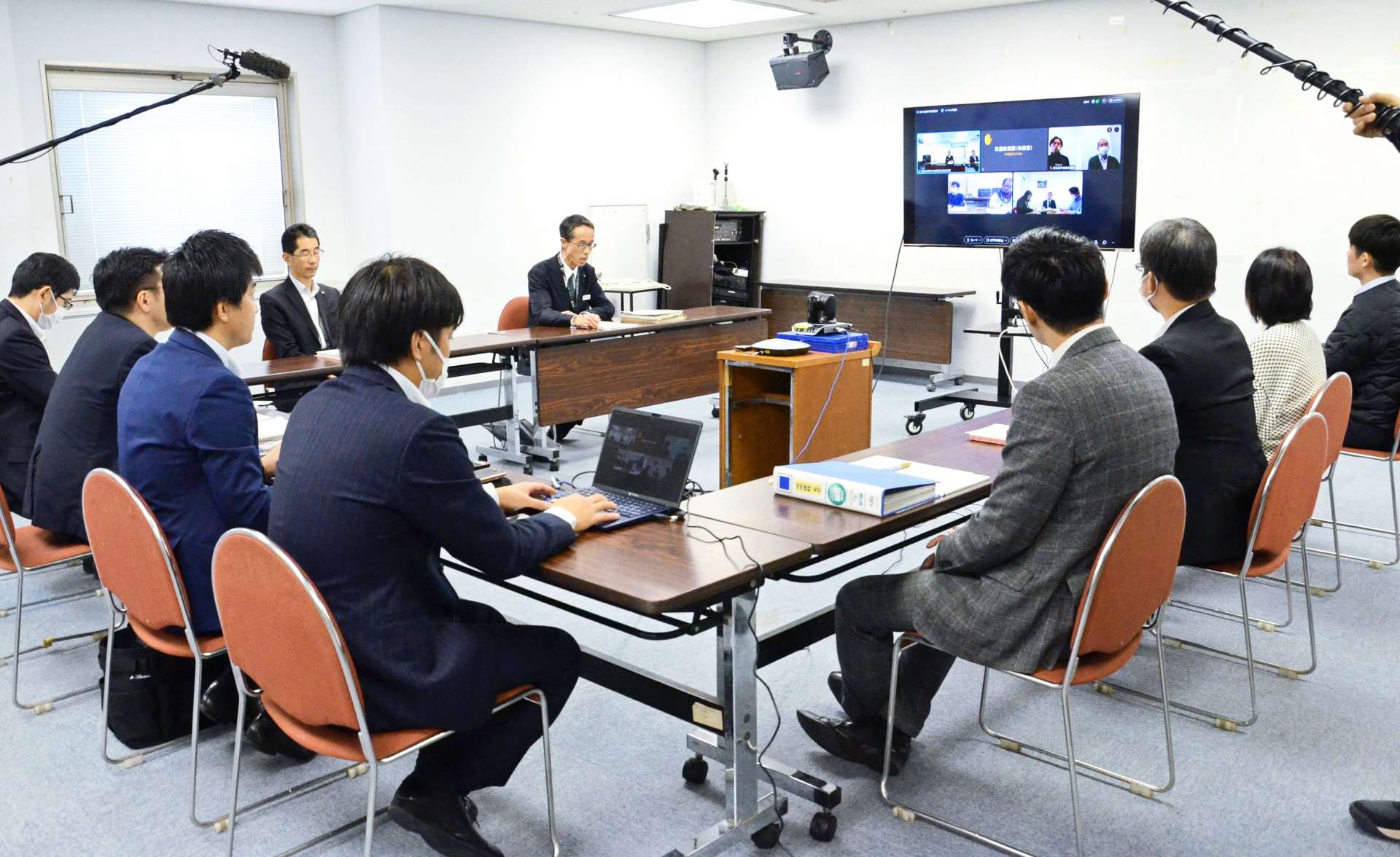 屋久島の物流現状を共有した県と町の連絡会＝８日、県庁