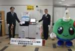 マイナンバーカードをかざすと各種証明書が取得できる機械＝６日、南大隅町役場