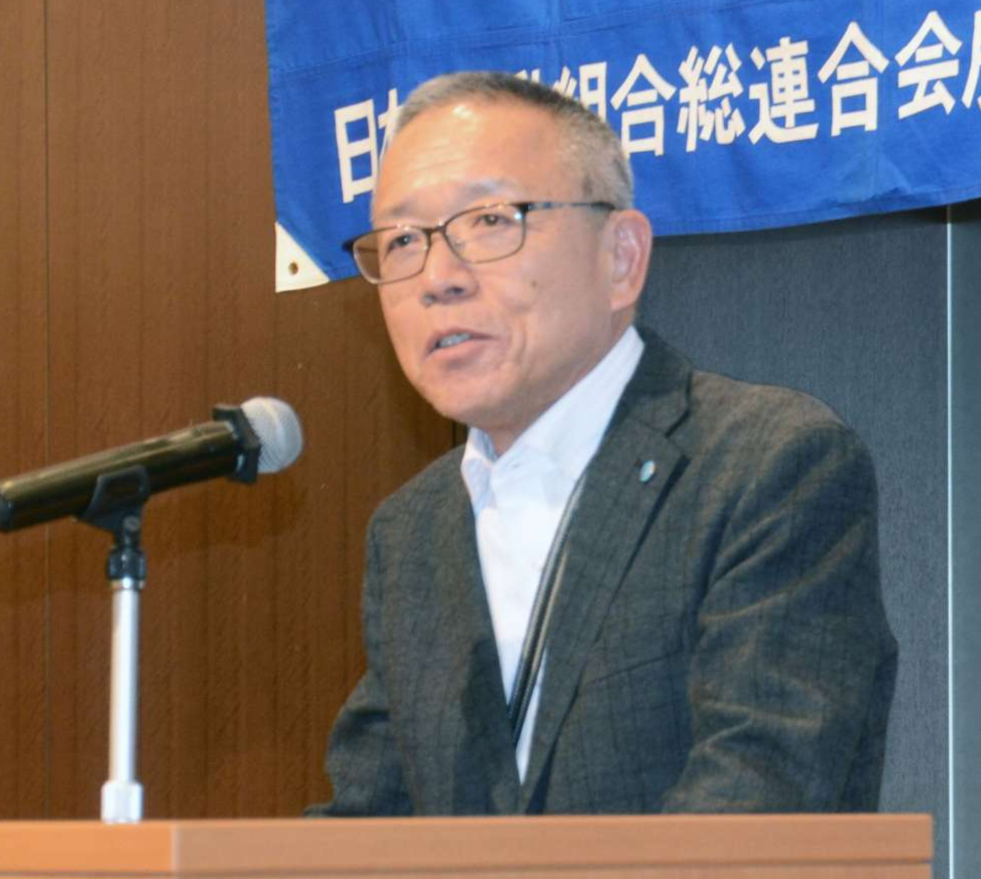 抱負を述べる下町和三会長＝９日、鹿児島市のマリンパレスかごしま