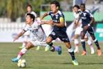 ２０１９年、岡山戦で競り合う鹿児島ユナイテッドＦＣの中原秀（３８）＝白波スタジアム