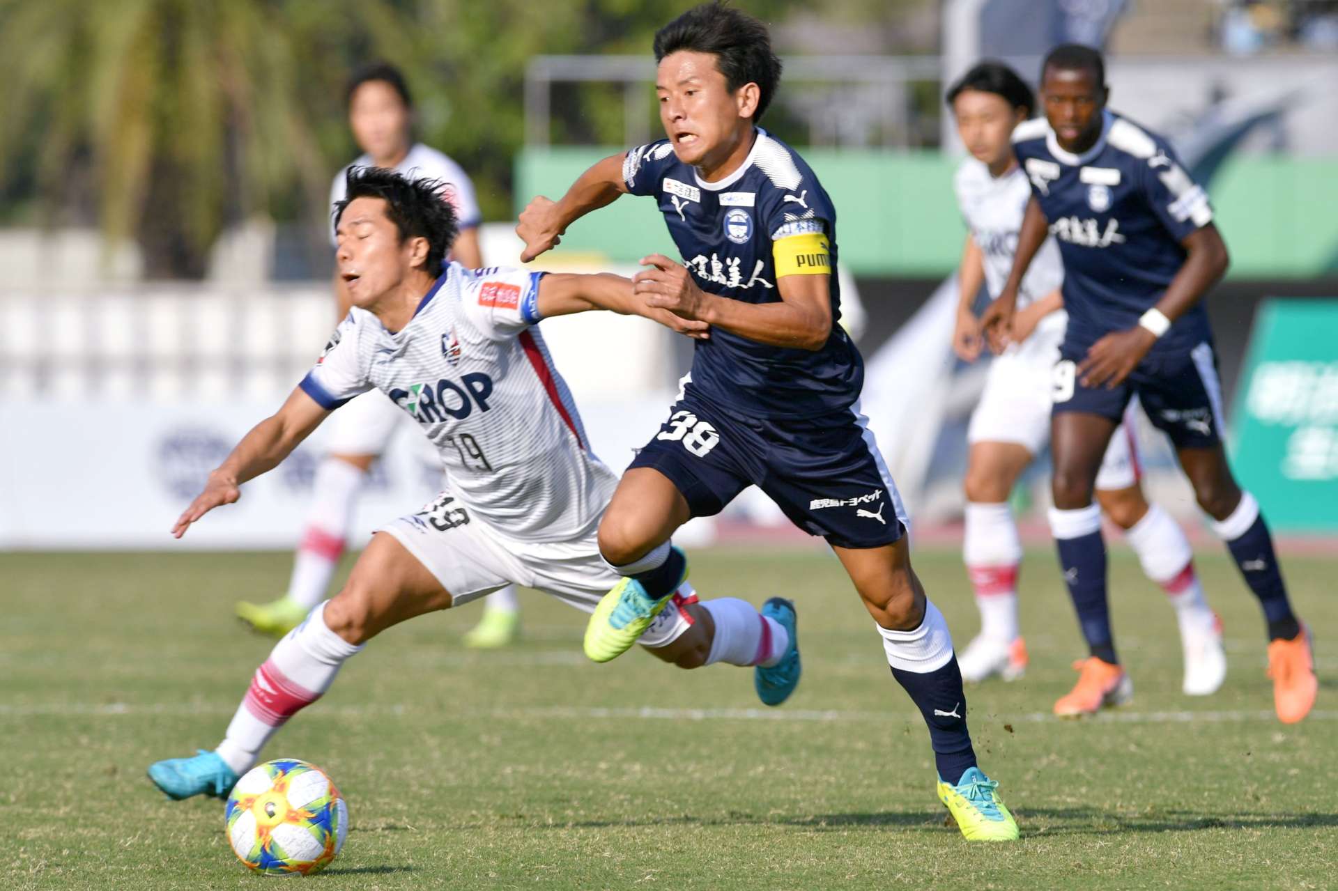 ２０１９年、岡山戦で競り合う鹿児島ユナイテッドＦＣの中原秀（３８）＝白波スタジアム