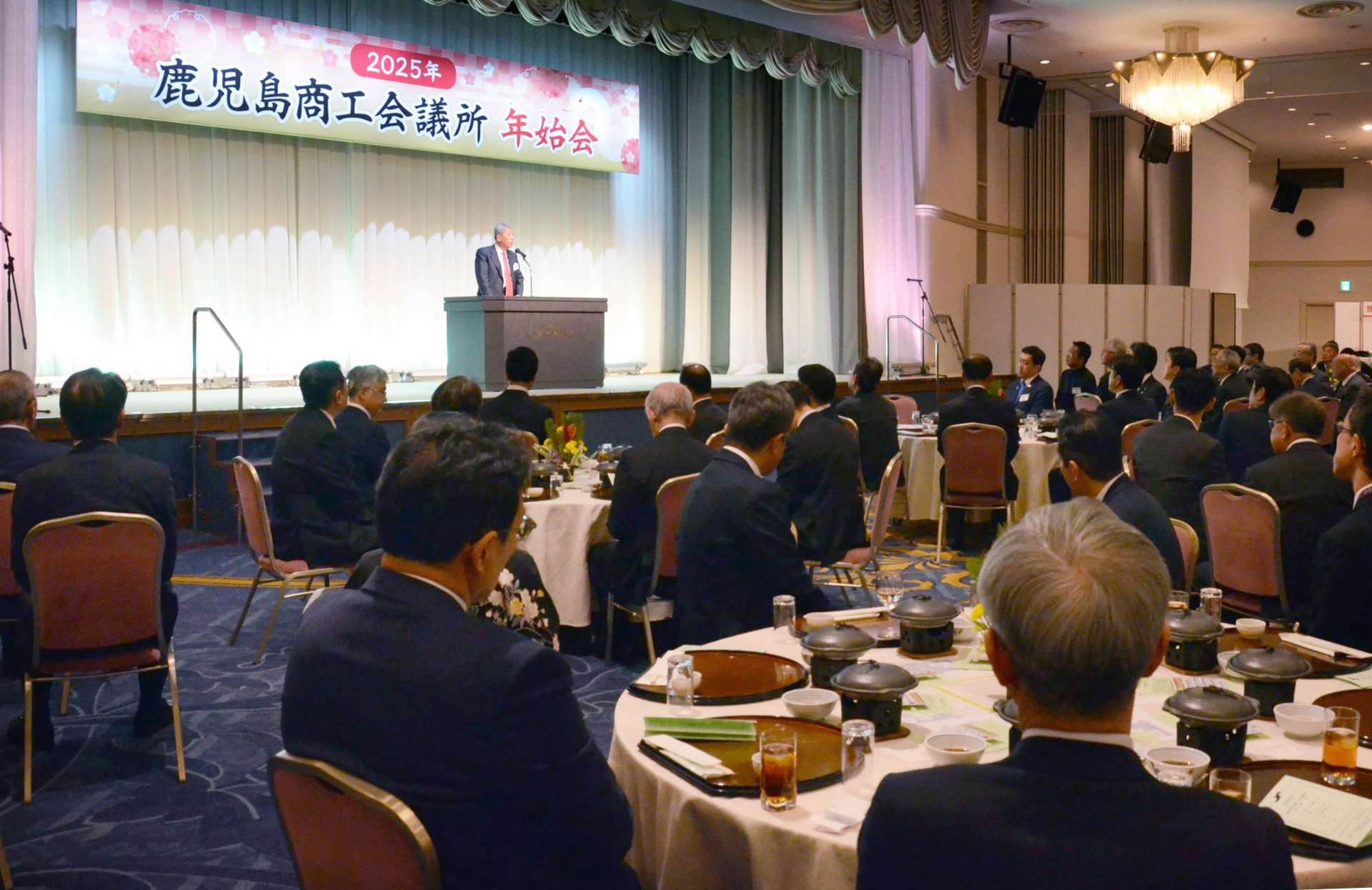 約２００人が集まった鹿児島商工会議所の年始会＝９日、鹿児島市