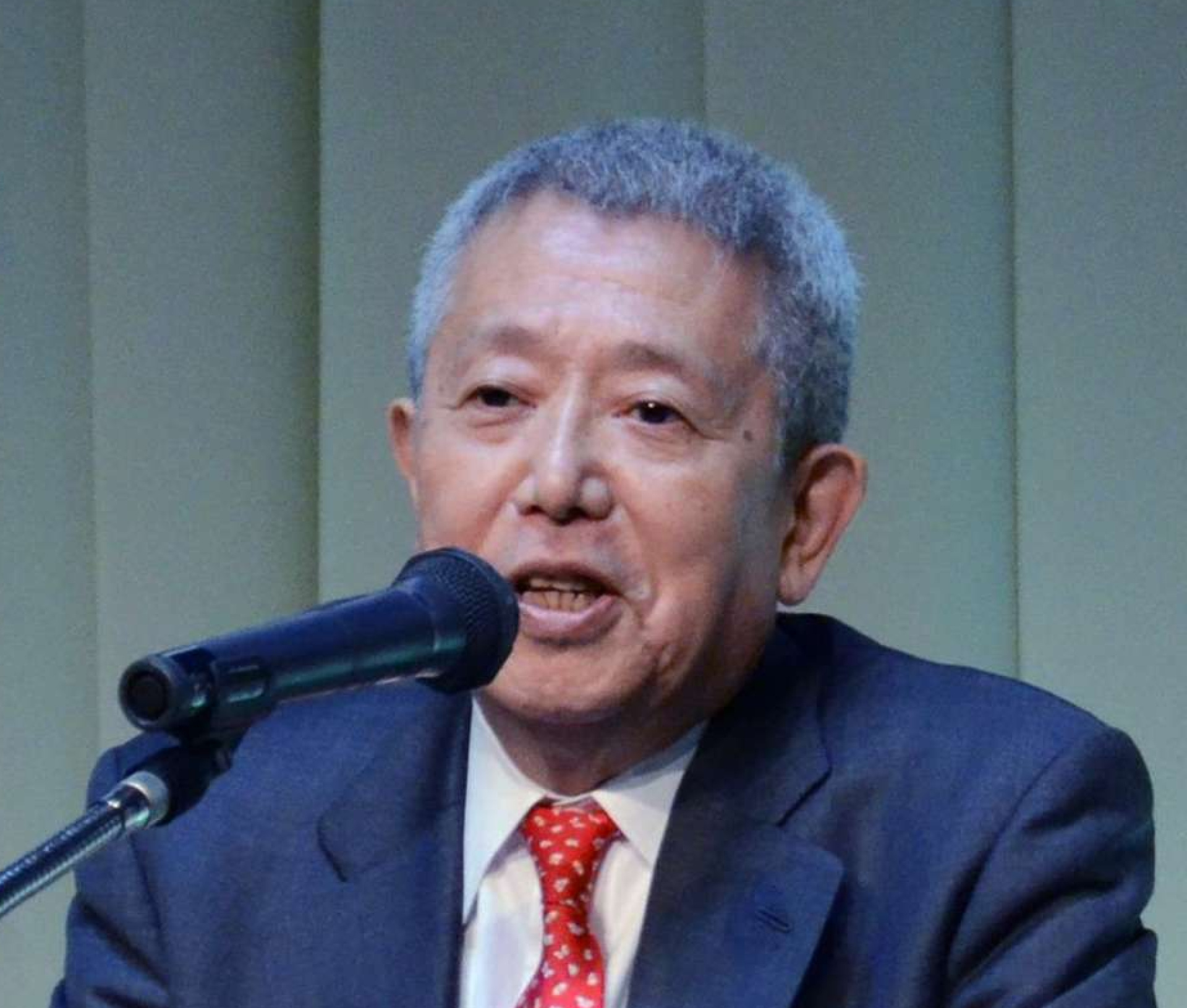 鹿児島商工会議所の年始会であいさつする岩崎芳太郎会頭＝９日、鹿児島市