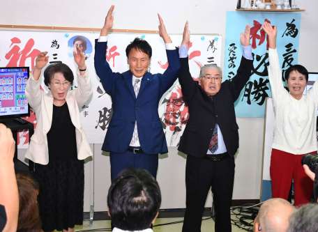 〈関連〉２０２４年１０月の衆院選で当選確実となり万歳をする三反園訓さん＝鹿児島市谷山中央３丁目