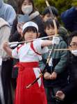 真剣な表情で弓をひく園児＝７日、薩摩川内市の新田神社