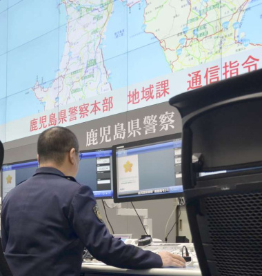 県内からの全ての１１０番通報を受ける県警本部通信指令室＝９日、鹿児島市の県警本部