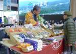 さつま町の特産品を吟味する来場者＝１０日、鹿児島市のよかど鹿児島