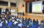 １１０番の正しい使い方を警察官に学ぶ児童＝１０日午後２時１５分ごろ、鹿児島市の山下小学校